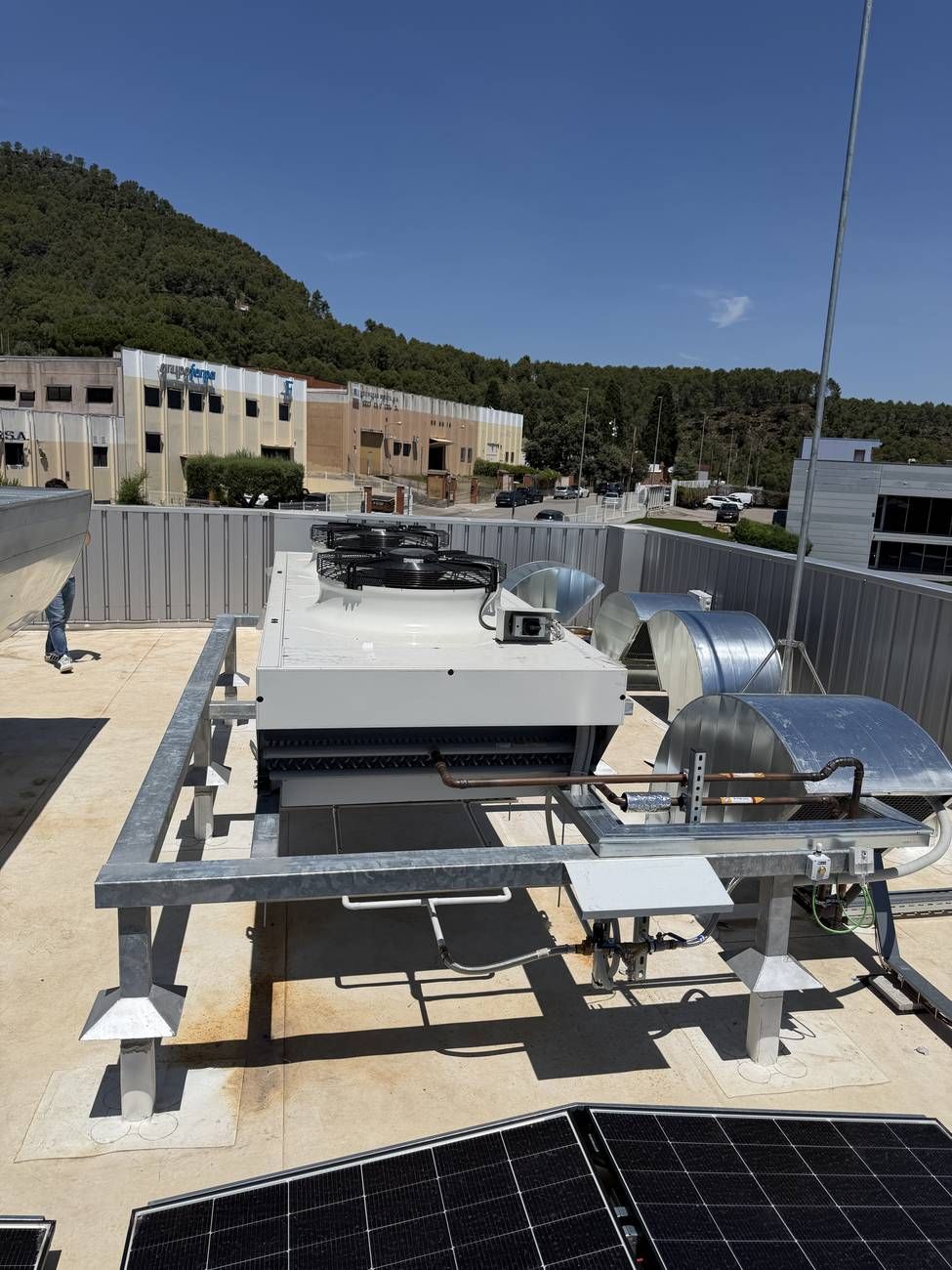 Gas cooler a la coberta amb sistema adiabàtic