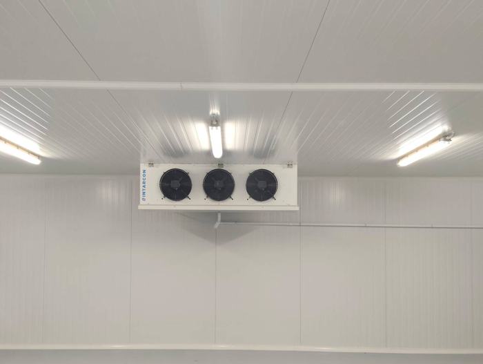 Evaporador industrial instal·lat en una cambra frigorífica