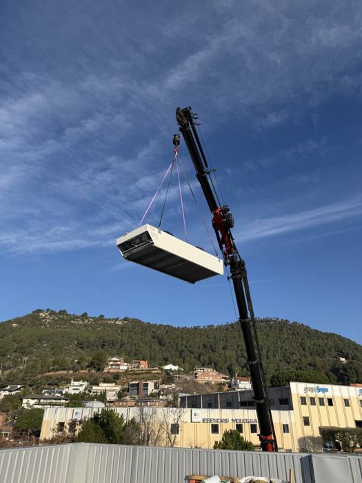 Hissat de gas cooler amb grua durant una instal·lació