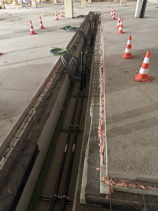 Galeria tècnica amb canonades i cablejat en una instal·lació soterrada