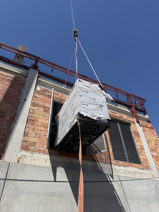 Hissat de central transcrítica de CO₂ a través d'una obertura de façana