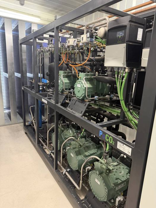 Detall dels compressors i variador de freqüència d'una central de CO₂