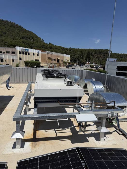 Gas cooler a la coberta amb sistema adiabàtic