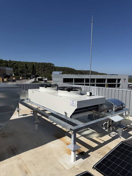 Gas cooler a la coberta amb sistema adiabàtic